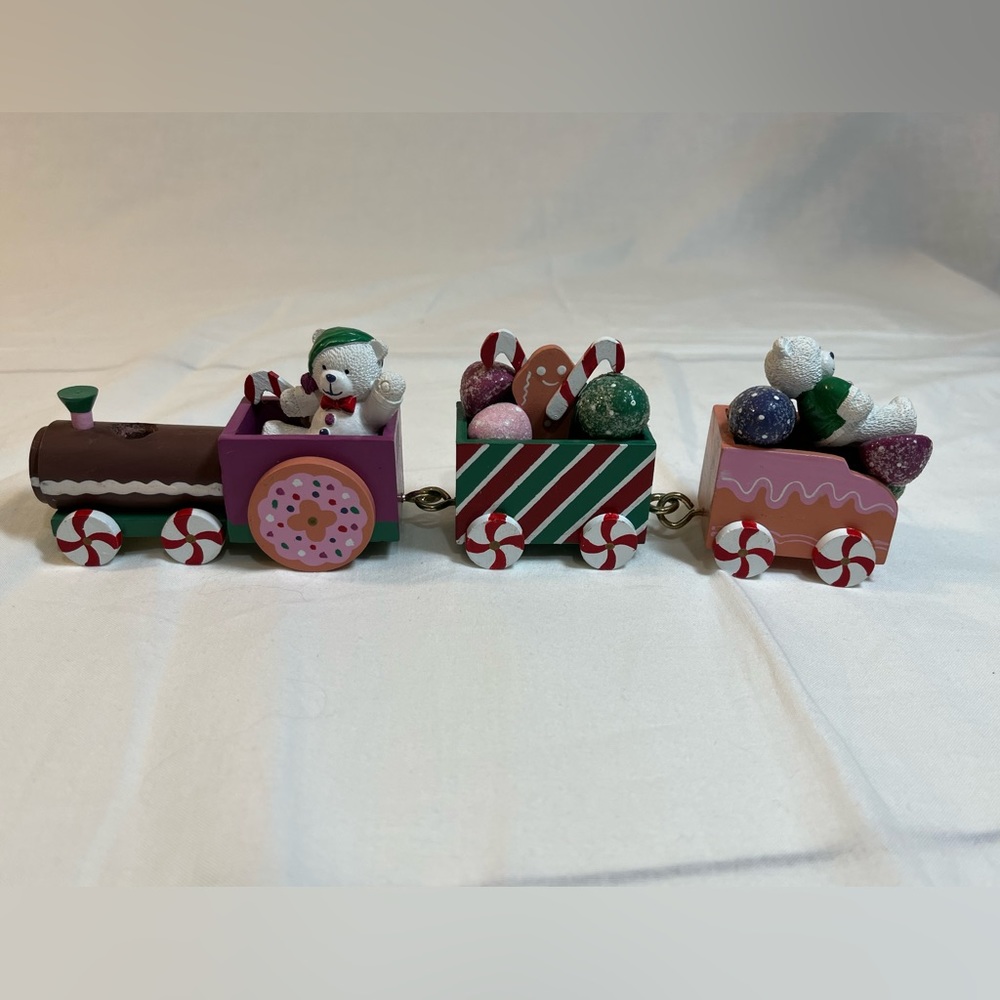 Vintage 1993 Gumdrop bear train in pre-owned condition. Painted wood.